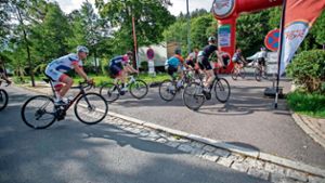 Radrennfahrer machen Station in Ilmenau
