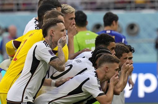 Die DFB-Auswahl in Katar: Starke Geste vor dem Spiel, schwache Abwehrleistung auf dem Feld. Foto: dpa/Eugene Hoshiko