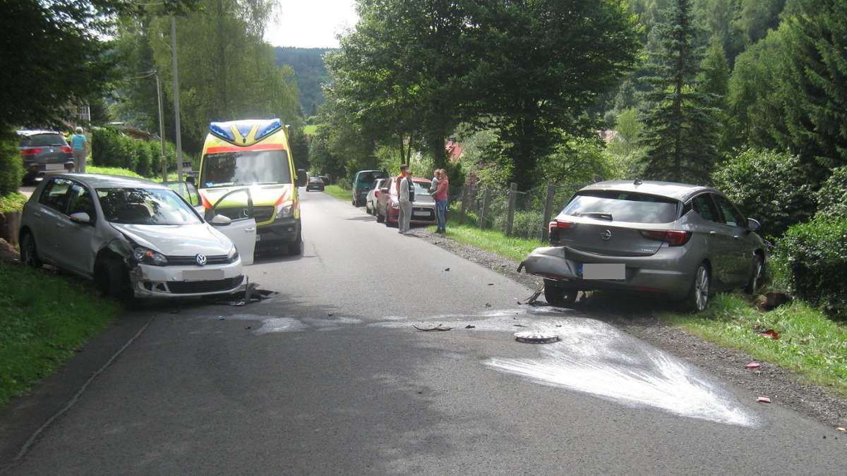 Suhl/ Zella-Mehlis: 82-jährige Fahrerin prallt gegen Auto und schiebt es in Zaun