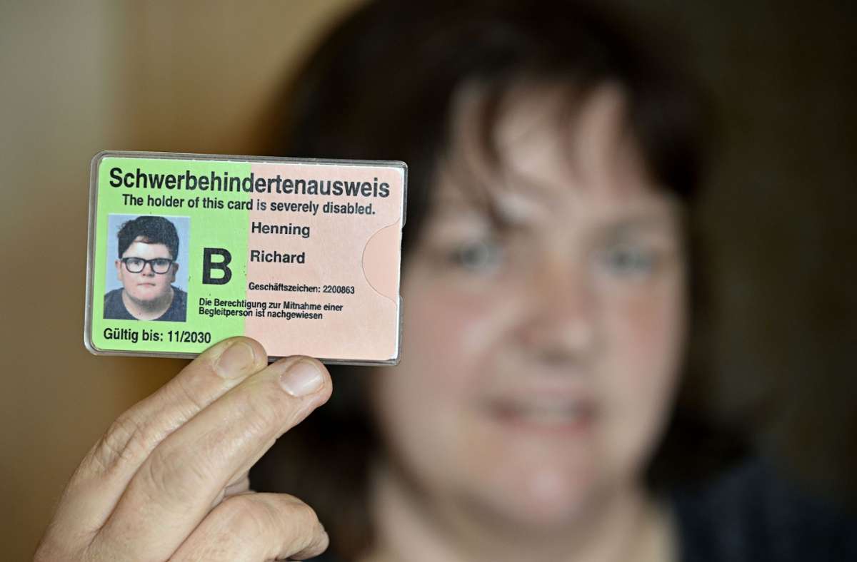 Doreen Henning zeigt den Schwerbehindertenausweis ihres Sohnes Richard,