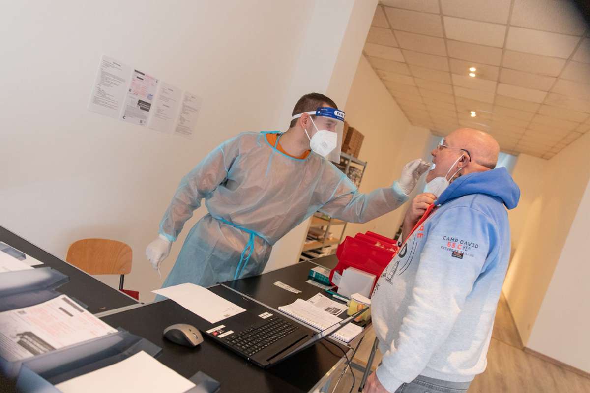 Rachenabstrich im  PCR-Testzentrum Hildburghausen: Ein Mitarbeiter demonstriert das am Geschäftsführer der Betreiberfirma Vital Med. Foto: /Steffen Ittig