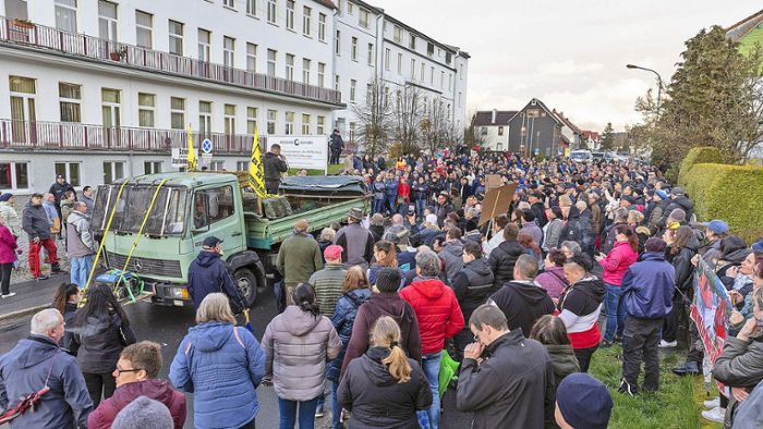 Nazi mobilisiert 600 Demonstranten gegen Asylheim