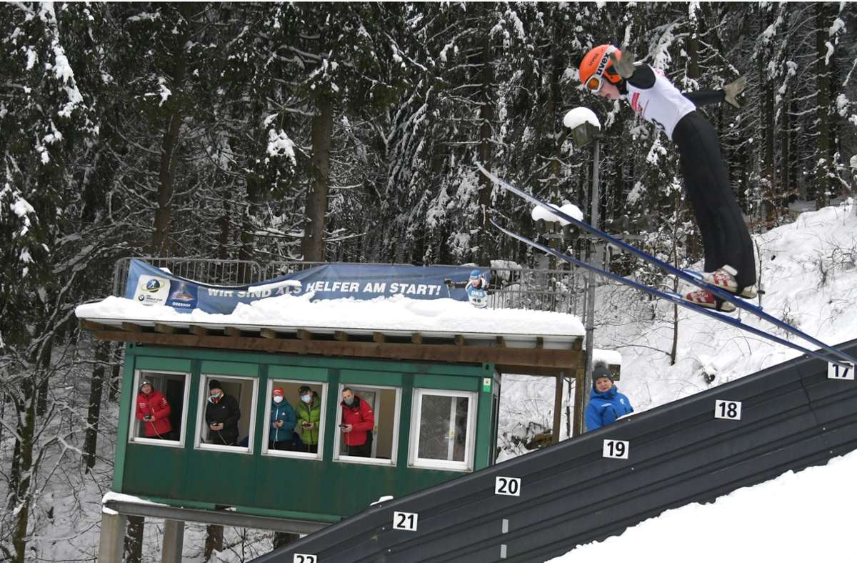 Knapp hundert junge Skispringerinnen und -springer gehen am Wochenende beim Deutschen Schülercup der S 12 und S 13 über die 45-m-Schanze der Richard-Möller-Anlage von Schmiedefeld. Foto: /Karl-Heinz Frank
