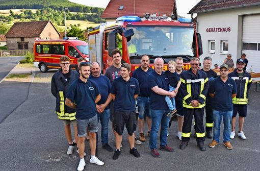 Stolz und Freude: Ein nagelneues Feuerwehrfahrzeug nennen die Neubrunner Kameraden seit Montag ihr Eigen. Foto:  
