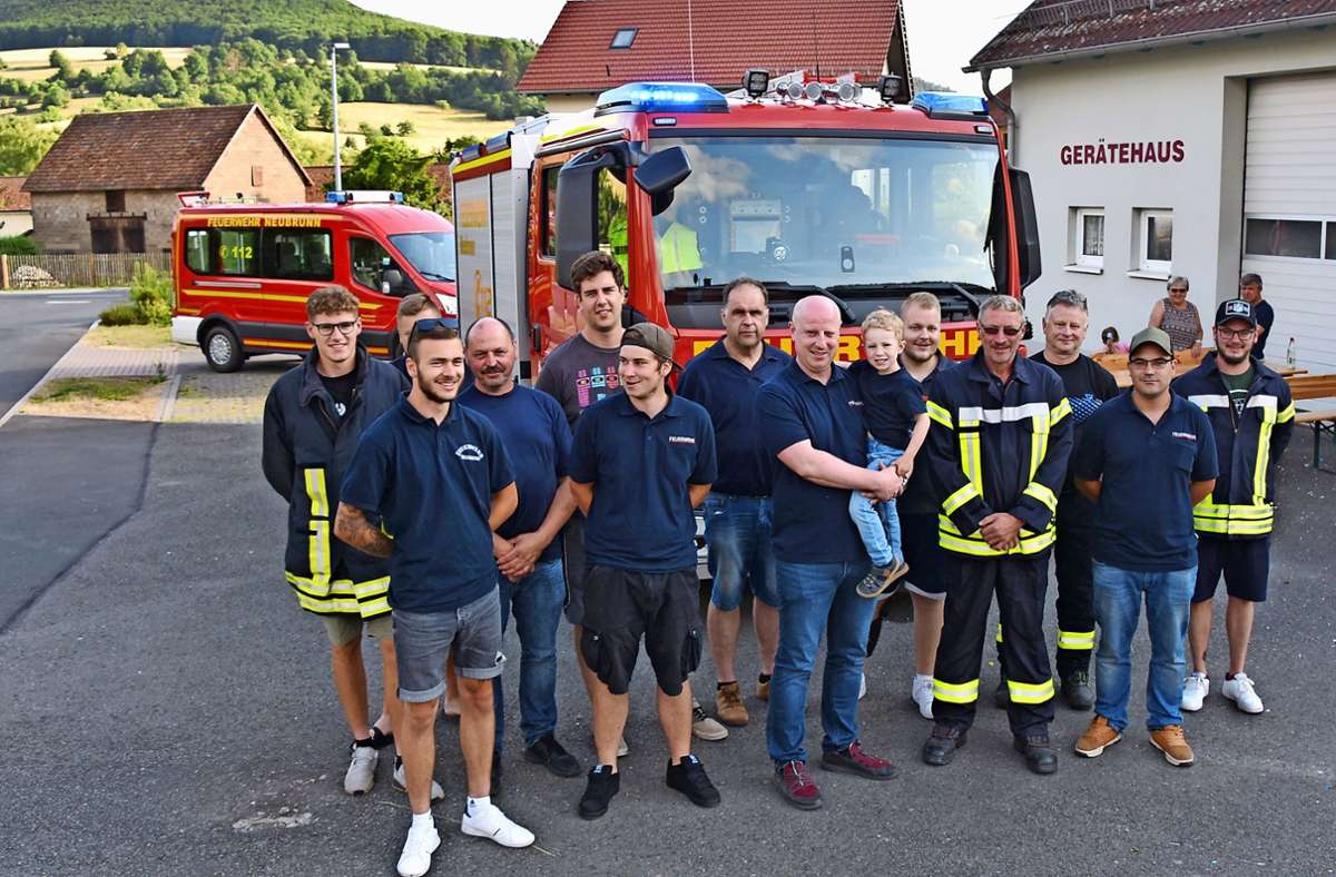 Stolz und Freude: Ein nagelneues Feuerwehrfahrzeug nennen die Neubrunner Kameraden seit Montag ihr Eigen. Foto:  