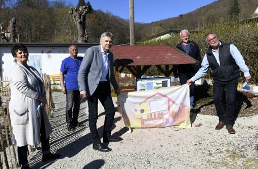 Vereinsvorsitzender Steffen Lohse (rechts) enthüllt mit Bürgermeister Heiko Voigt die Schautafel am Feuchtbiotop. Foto: /Carl-Heinz Zitzmann