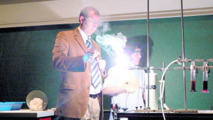 Mit Feuerwerk und Knallgas: Chemienachwuchs ausgezeichnet