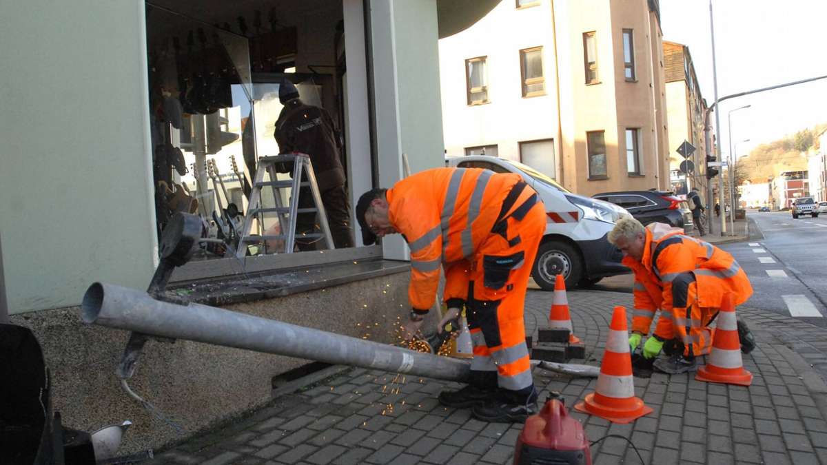 Ilmenau: Nach Kollision: Ampelmast stürzt in Schaufenster