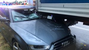 Autofahrer kracht unter Lkw: Schwer verletzt