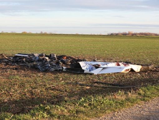 Ausgebrannte Überreste eines abgestürzten Kleinflugzeuges liegen an der Unfallstelle. Foto: Bodo Schackow/dpa-Zentralbild/dpa