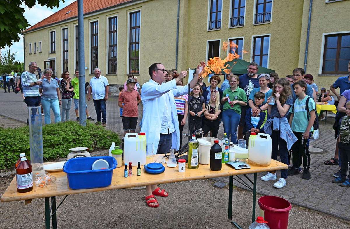 Chemielehrer Fabian Amborn demonstrierte die brennende Hand und warb für den Schulförderverein der Regelschule.