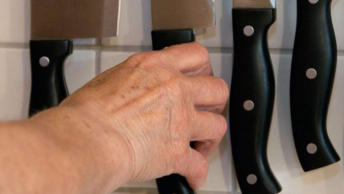 Gefährliche Situation: 31-Jähriger bedroht Sanitäter mit Küchenmesser