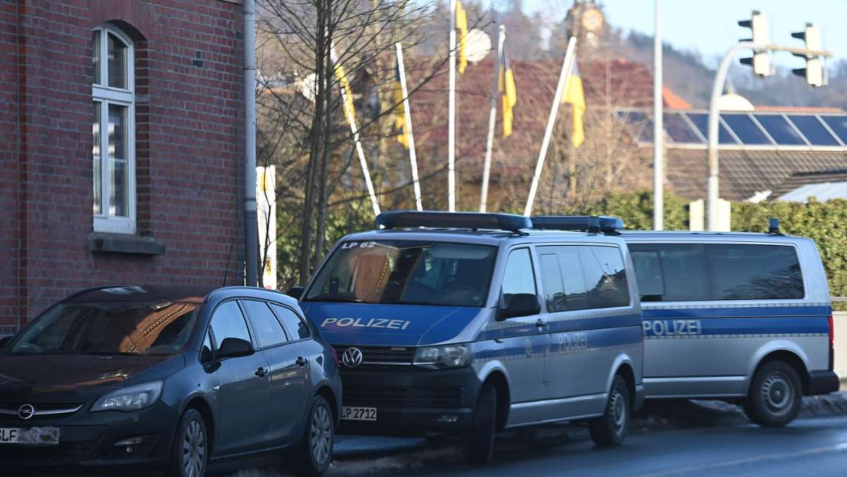 Polizeieinsatz: Kriminalpolizei lässt Haus in Sonneberg durchsuchen