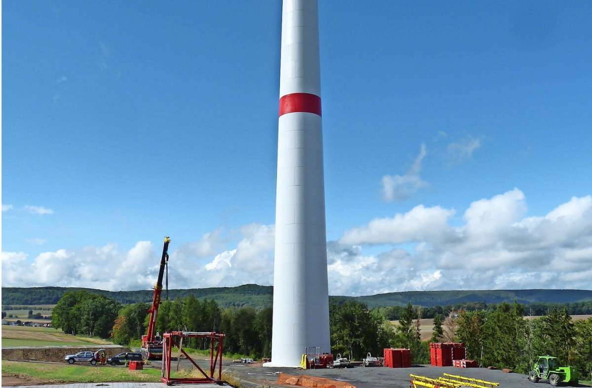 Emporgewachsen: Betonsegment eines Turmes des Windparks bei Mansbach. Darauf kommen noch drei Stahlturmsektionen. Der Turm erreicht dann eine Gesamthöhe von rund 160 Metern. Foto: PNE AG