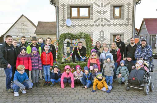 Zur offiziellen Einweihung des Osterbrunnens  am Mittwochnachmittag hat der Heimat- und Traditionsverein  die Dorfbewohner eingeladen. Foto: Heiko Matz