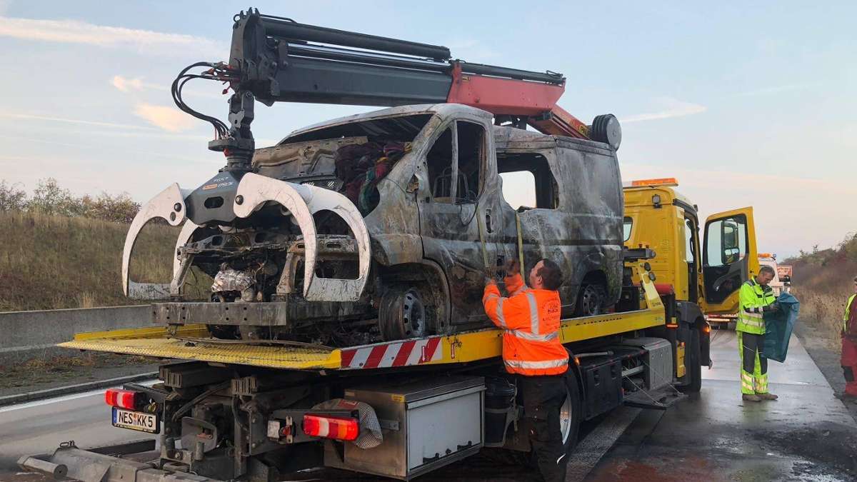 Thüringen: Autobahn 71: Kleintransporter brennt auf Landesgrenze aus
