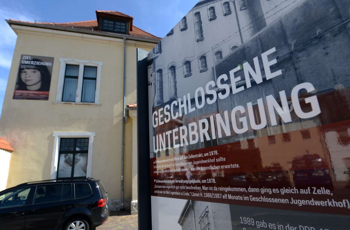 Eine Informationstafel steht neben dem Gebäude des ehemaligen Jugendwerkhofes und der heutigen „Gedenkstätte Geschlossener Jugendwerkhof“ in Torgau. Foto: Hendrik Schmidt/dpa