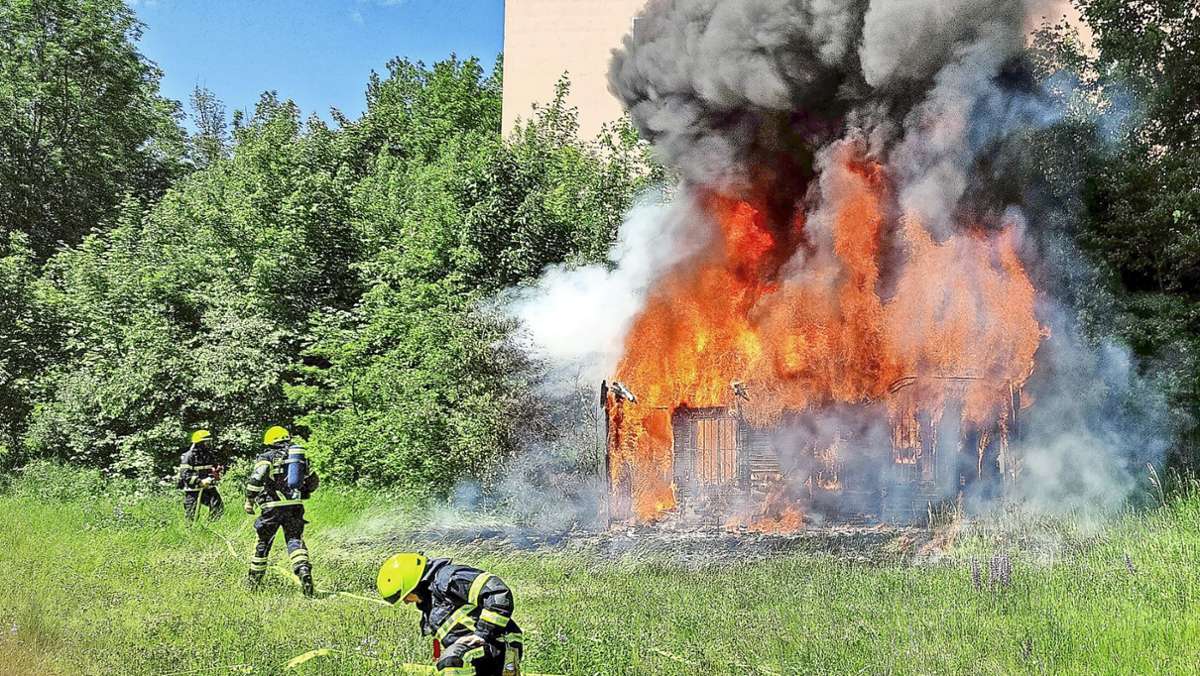Feuer in Suhl: Schuppen auf altem Sportplatz brennt