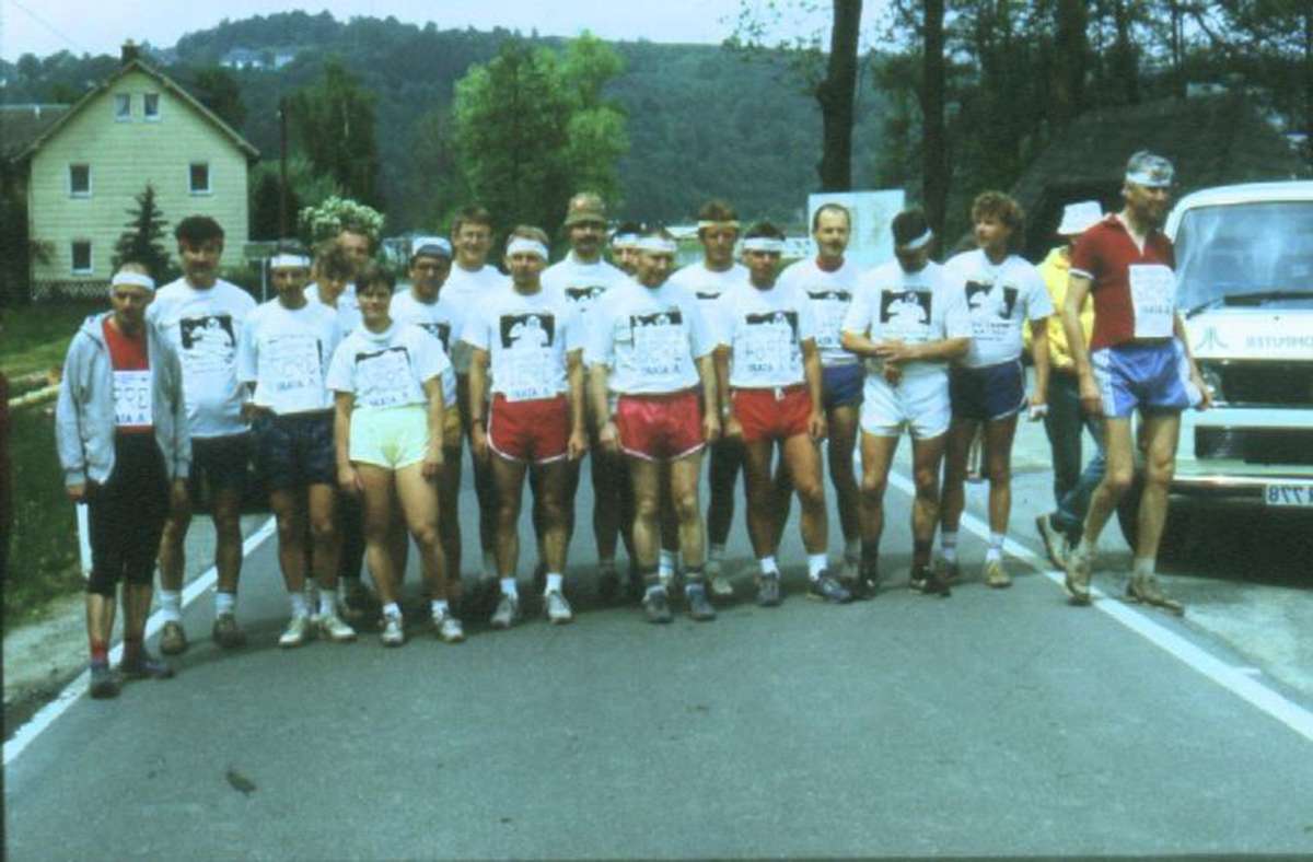 Vorprogramm: Start des ersten gesamtdeutschen Rennsteiglaufs am 18. Mai 1990. Foto:  