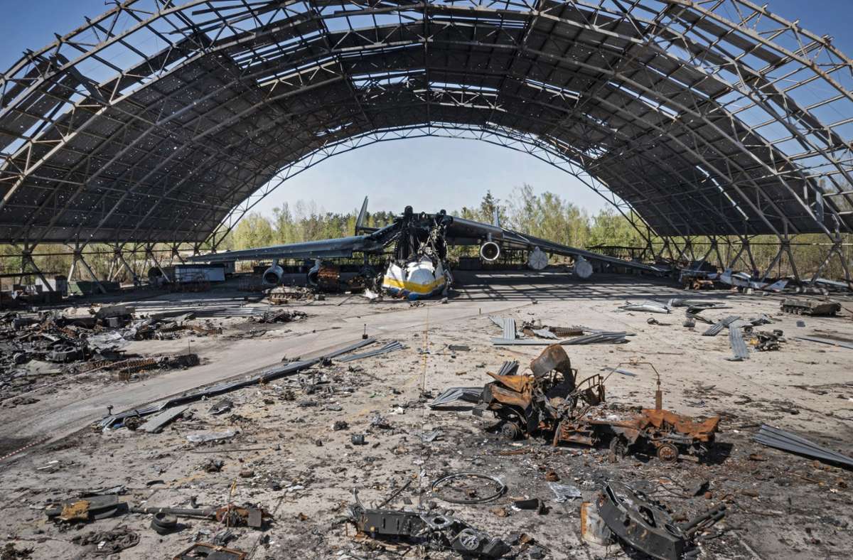 Sie war der Stolz der ukrainischen Luftfahrt, doch schon in den ersten Kriegstagen wurde das größte Transportflugzeug der Welt, die Antonow AN-2225 bei einem russischen Angriff auf den Flughafen Hostomel bei Kiew völlig zerstört.