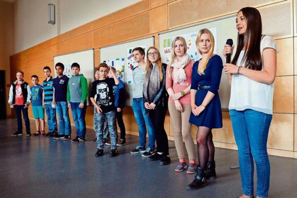 Wie stellen sich die Schüler eine bessere Lernumgebung vor? Studentin Jelena Sturm (rechts) erläutert die Vorgehensweise. 	Fotos (2): camera900.de
