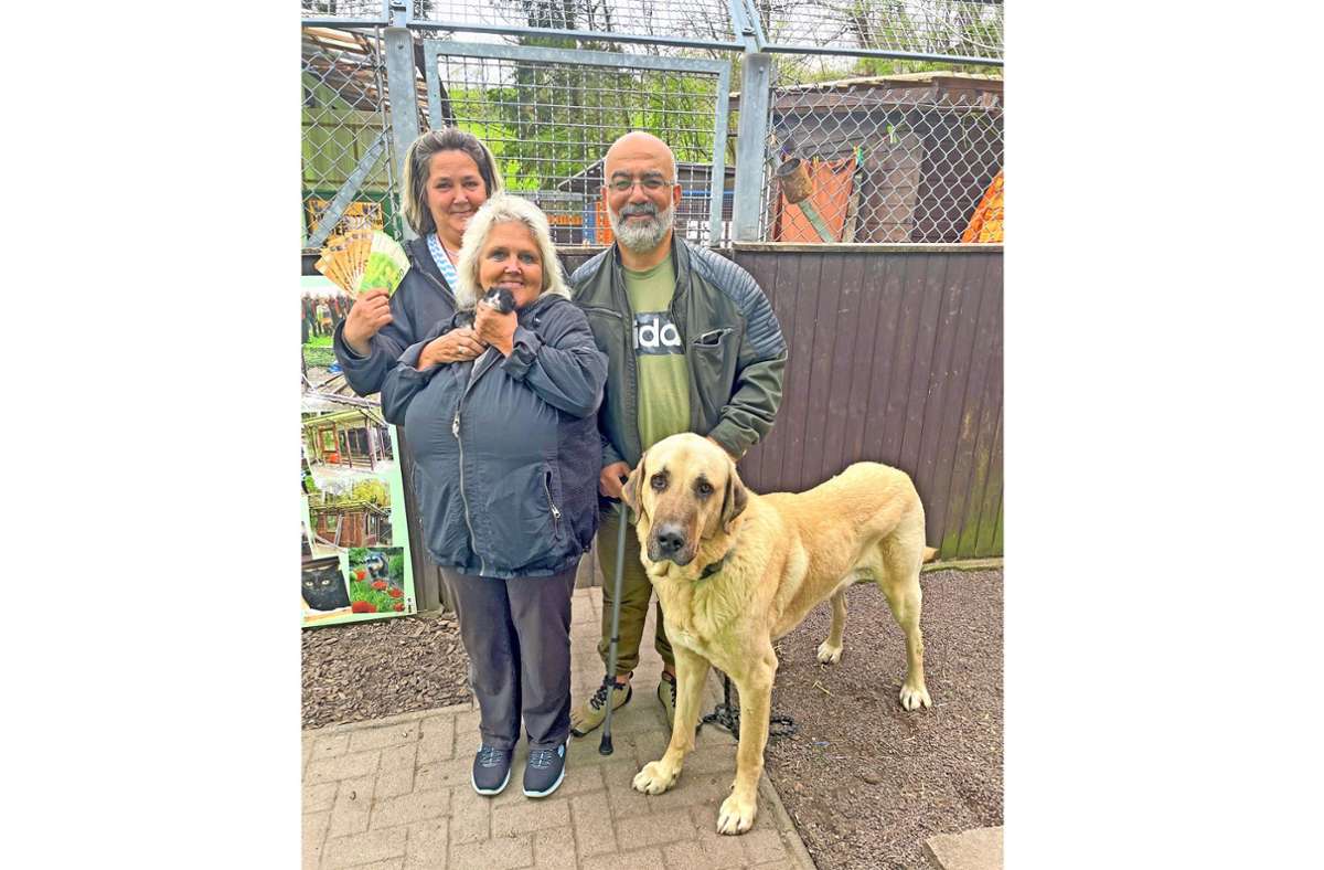 Christel Schumann, Leiterin der Tierauffangstation,  freut sich über eine großzügige Spende der Tierfreunde Gabi Schulz und Foto:  