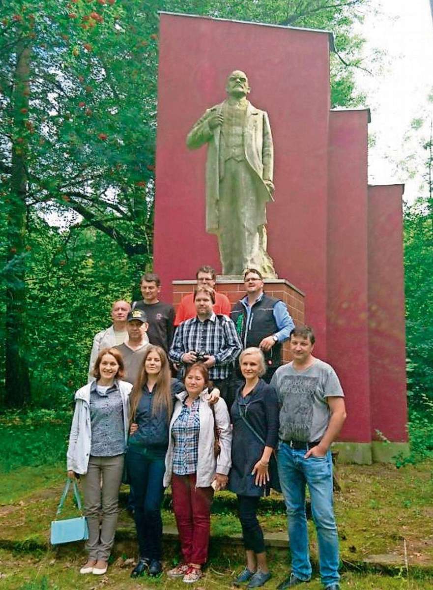 Gruppenbild vor dem Lenin-Denkmal beim Besuch des einstigen Militärgeländes in Nohra - der größte sowjetische Flugplatz für militärische Helikopter der DDR.
