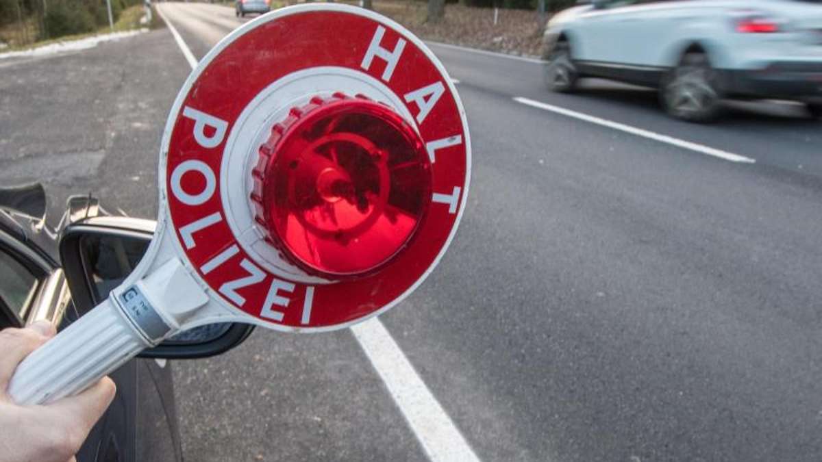 Neustadt bei Coburg: Auf der Flucht: Autofahrer liefert sich Verfolgungsjagd mit der Polizei