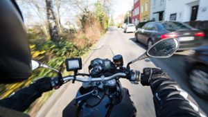 16-jähriger Motorradfahrer will drei Autos überholen und verunglückt