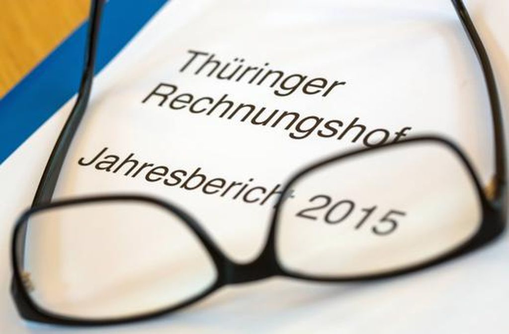 Eine Brille liegt am 24. Juni 2015 in Rudolstadt auf dem Jahresbericht 2015, den der Thüringer Rechnungshof vorstellte. Foto: ari