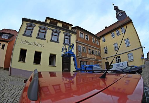 Vorher: Schlundhaus und Milchhalle prägen das Marktbild in Römhild. Foto:  