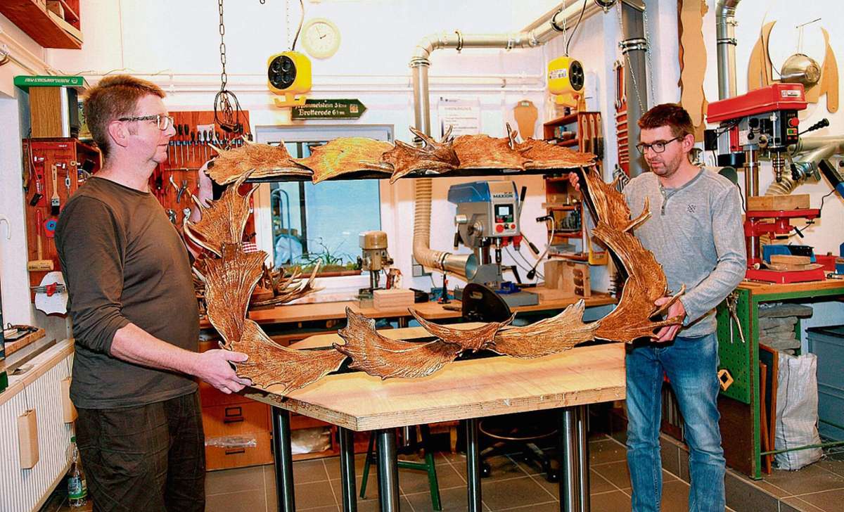 Michael (links) und Andreas Funk mit einem Spiegel. Den Rahmen hat der Damhirsch geliefert. Fotos (4): fotoart-af.de