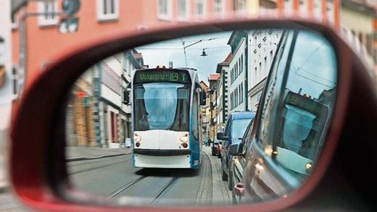 Thüringen: Straßenbahn kracht mit Auto zusammen - Schutzengel an Bord