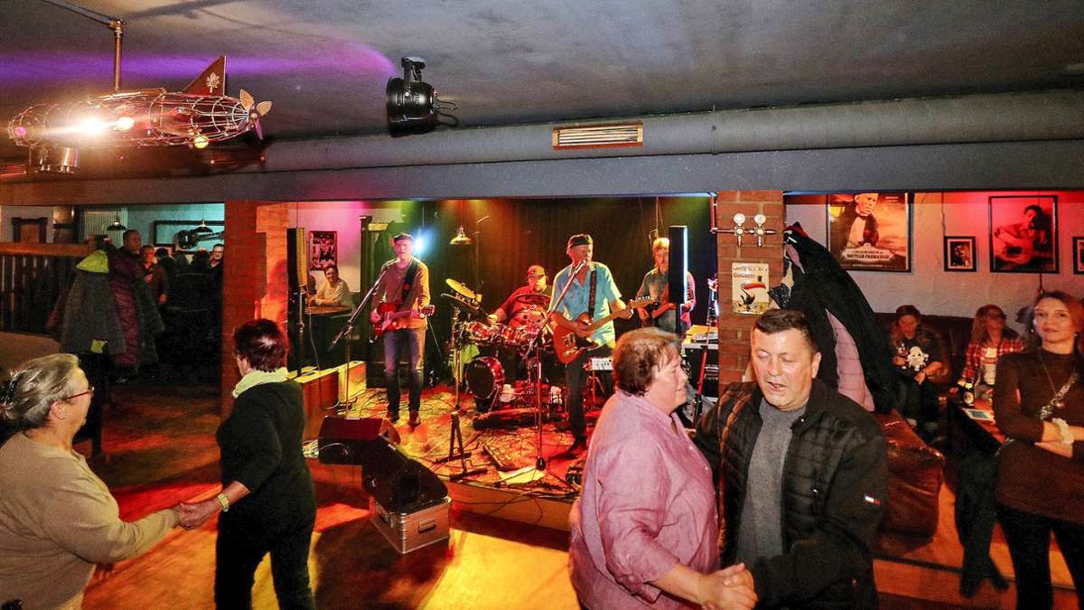 Er wird seinen Amateurstatus als Rockband auch künftig nicht aufgeben: Der Wilbury Clan bescherte Samstagnacht im Café Bohne zu seinem 40. Jubiläum volles Haus mit seinen professionellen Interpretationen von Songs, die Pop-Rock-Geschichte schrieben.