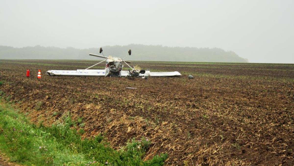 Thüringen: Leichtflugzeug überschlägt sich bei Notlandung - zwei Leichtverletzte