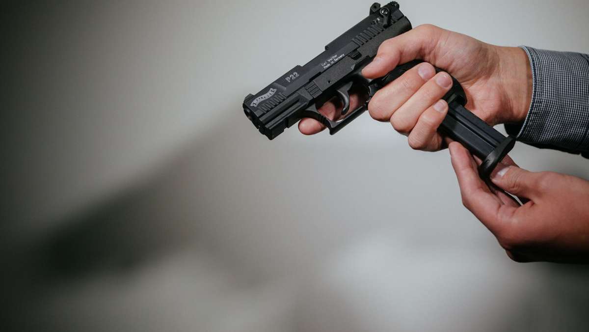 Mit Pistole hinter Kindern her: Angetrunkener Mann posiert mit Gewehr auf Balkon