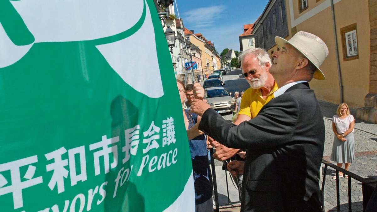 Ilmenau: Friedensflagge wurde am Rathaus gehisst