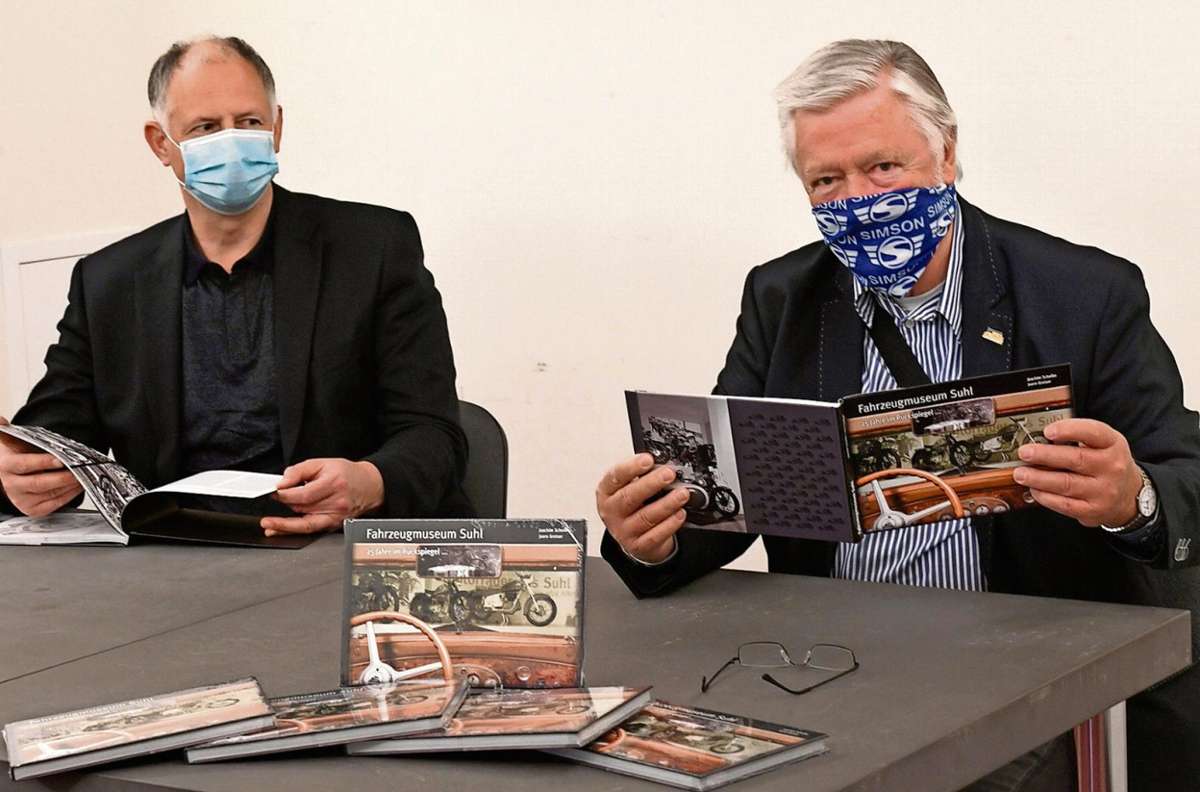 Joern Greiser und Joachim Scheibe bei der Vorstellung des neuen Buches, anlässlich des Fahrzeugmuseums-Jubiläums. Fotos: frankphoto.de