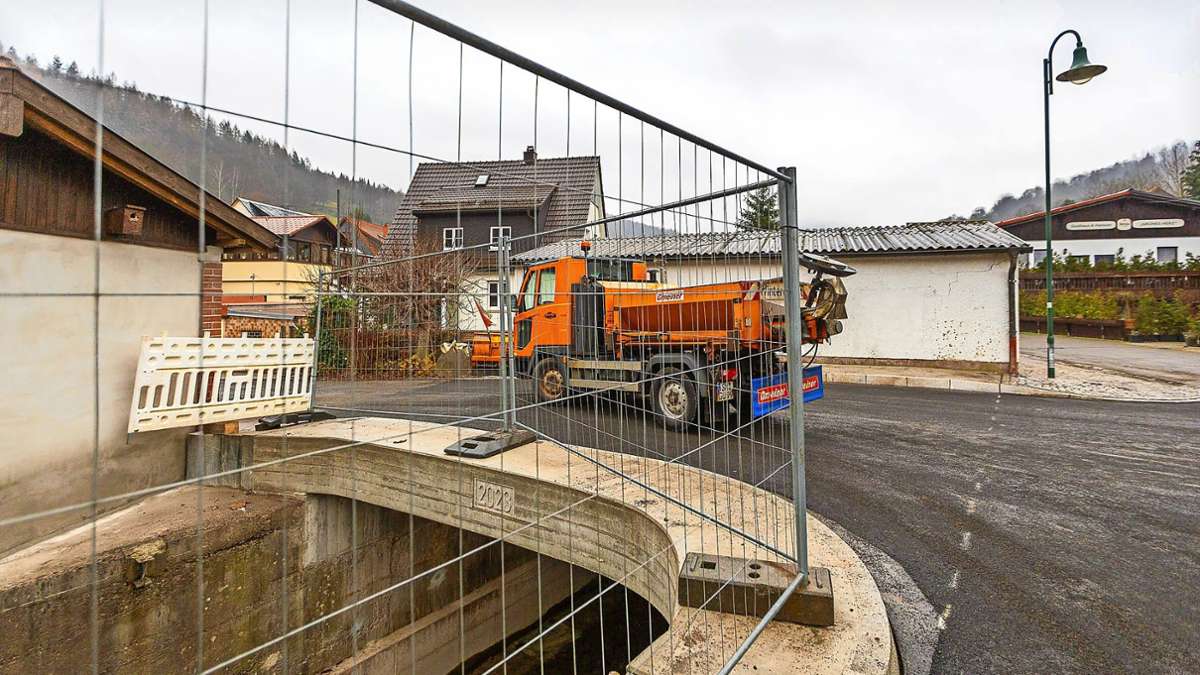 Unterschönau: Asphaltdecke für  Brücke ist fertig