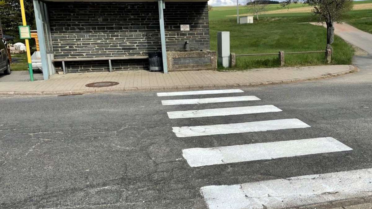 Bushaltestelle bei Trier: Unbekannte malen sich ihren eigenen Zebrastreifen
