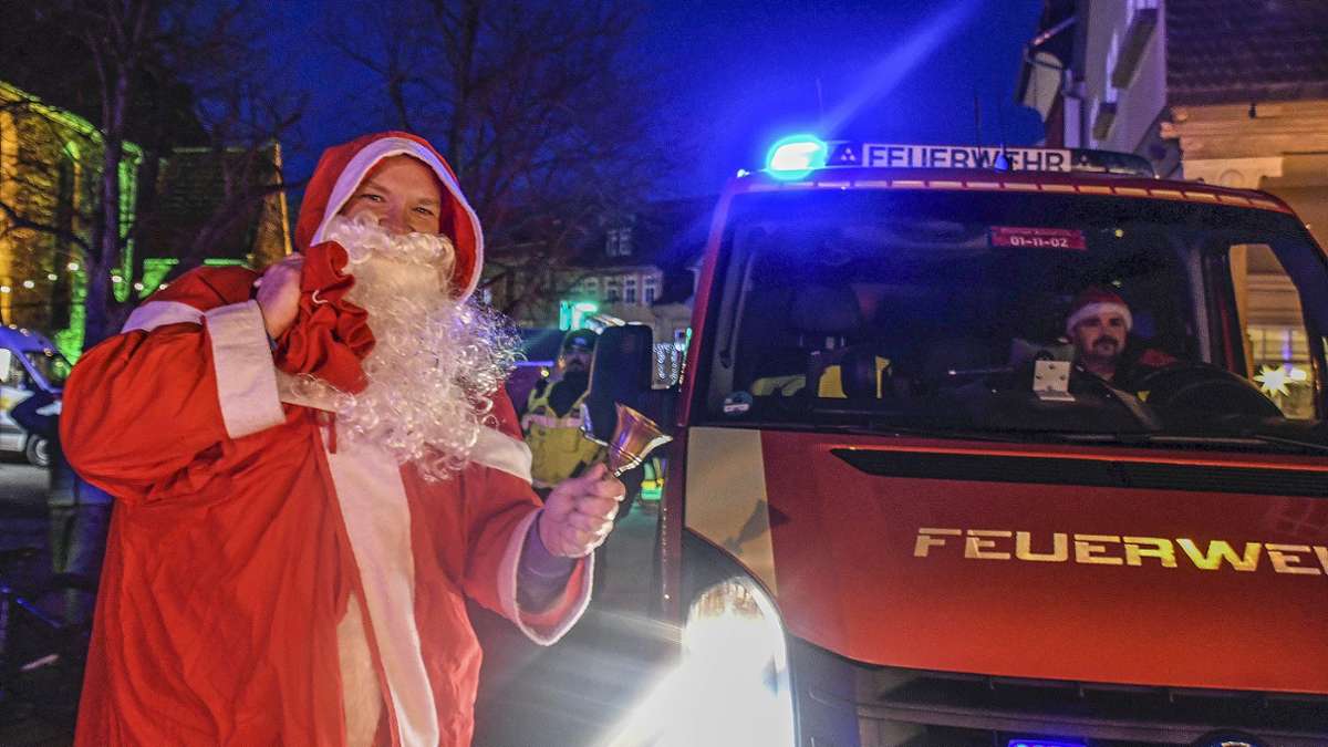 Der Weihnachtsmann kam mit dem Feuerwehrauto zum Arnstädter Weihnachtsmarkt