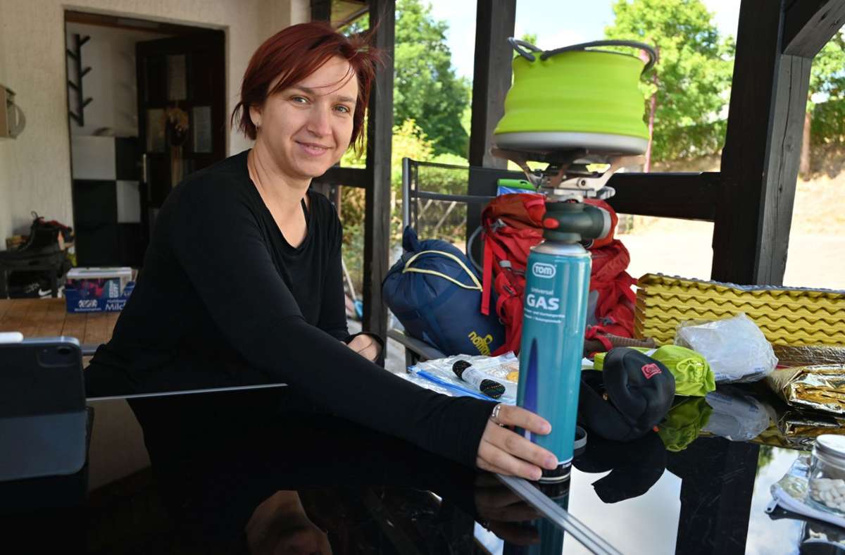 Marina Leinhas ist gut vorbereitet – hier zeigt sie ihren Mini-Gaskocher, der ebenso zum Marschgepäck gehört wie Zahntabletten und ein Trinksystem. Foto: Annett Recknagel