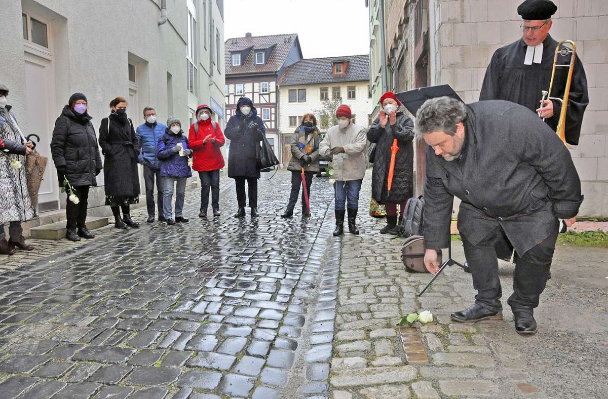 Bürgermeister Fabian Giesder legte am Donnerstagnachmittag  an den Stolpersteinen in der Alten Kirchgasse eine weiße Rose ab. Foto: /Marko Hildebrand-Schönherr