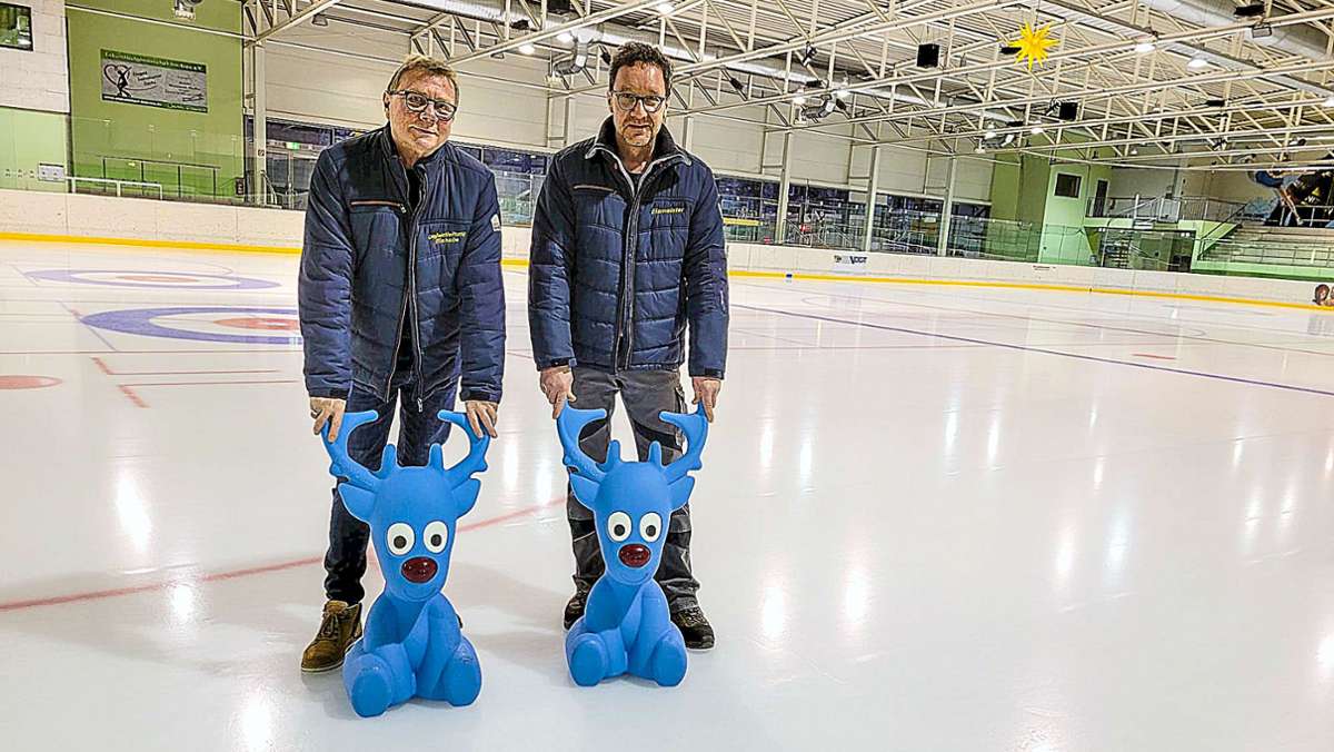 Eishalle Ilmenau: Blaue Elche  helfen  beim Eislaufen