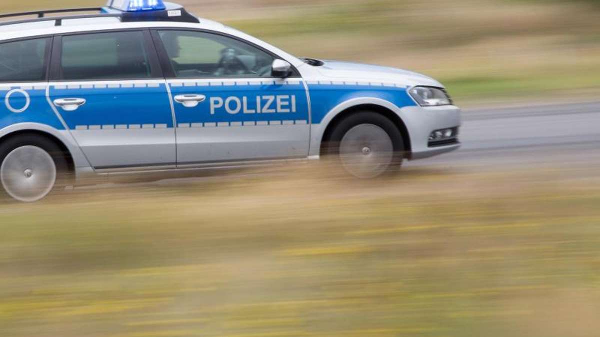 Bad Salzungen: Polizist missachtet Vorfahrt: Streifenwagen prallt gegen Auto