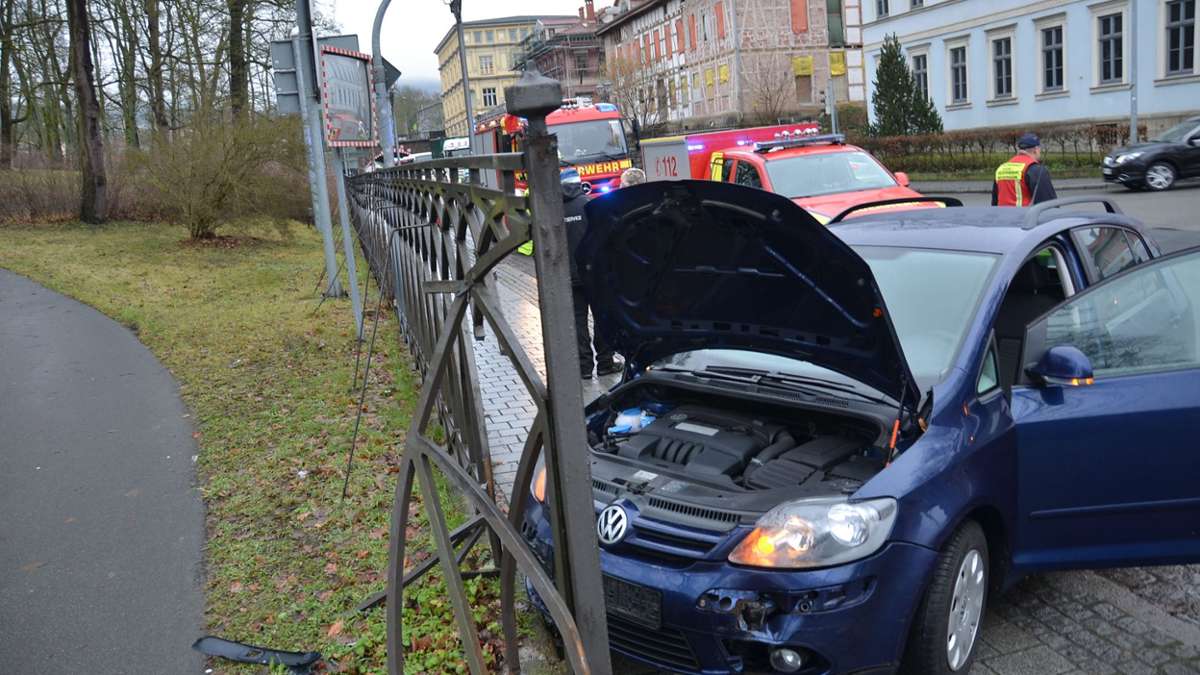 Meiningen: Kontrolle über Auto verloren und im Metallzaun gelandet
