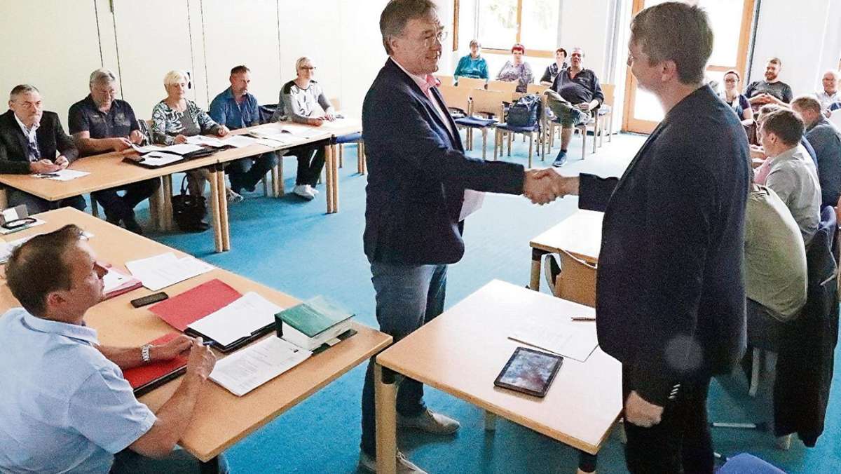 Oberhof: Der Handschlag besiegelt die Pflicht der Stadträte