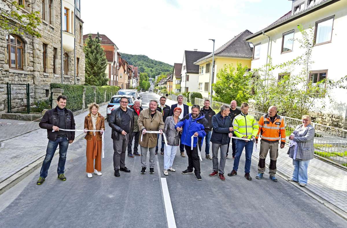 Gemeinschaftswerk: Stadträte, Bauleute und Anwohner gaben am Freitagvormittag gemeinsam die Adelheidstraße wieder für den Fahrzeugverkehr und Fußgänger  frei.