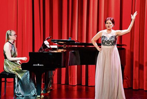 Sopranistin Anna Tsartsidze und Pianistin Meghan Behiel begeisterten das Theaterpublikum. Foto: Berit Richter
