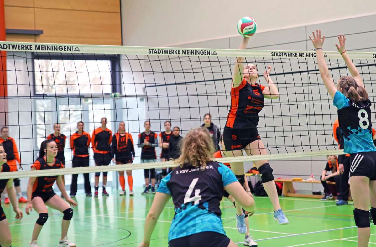VV-70-Spielerin Frauke Becker (hinter dem Netz) spielt den Ball am Jenaer Block vorbei. Foto: /Norbert Scheidler